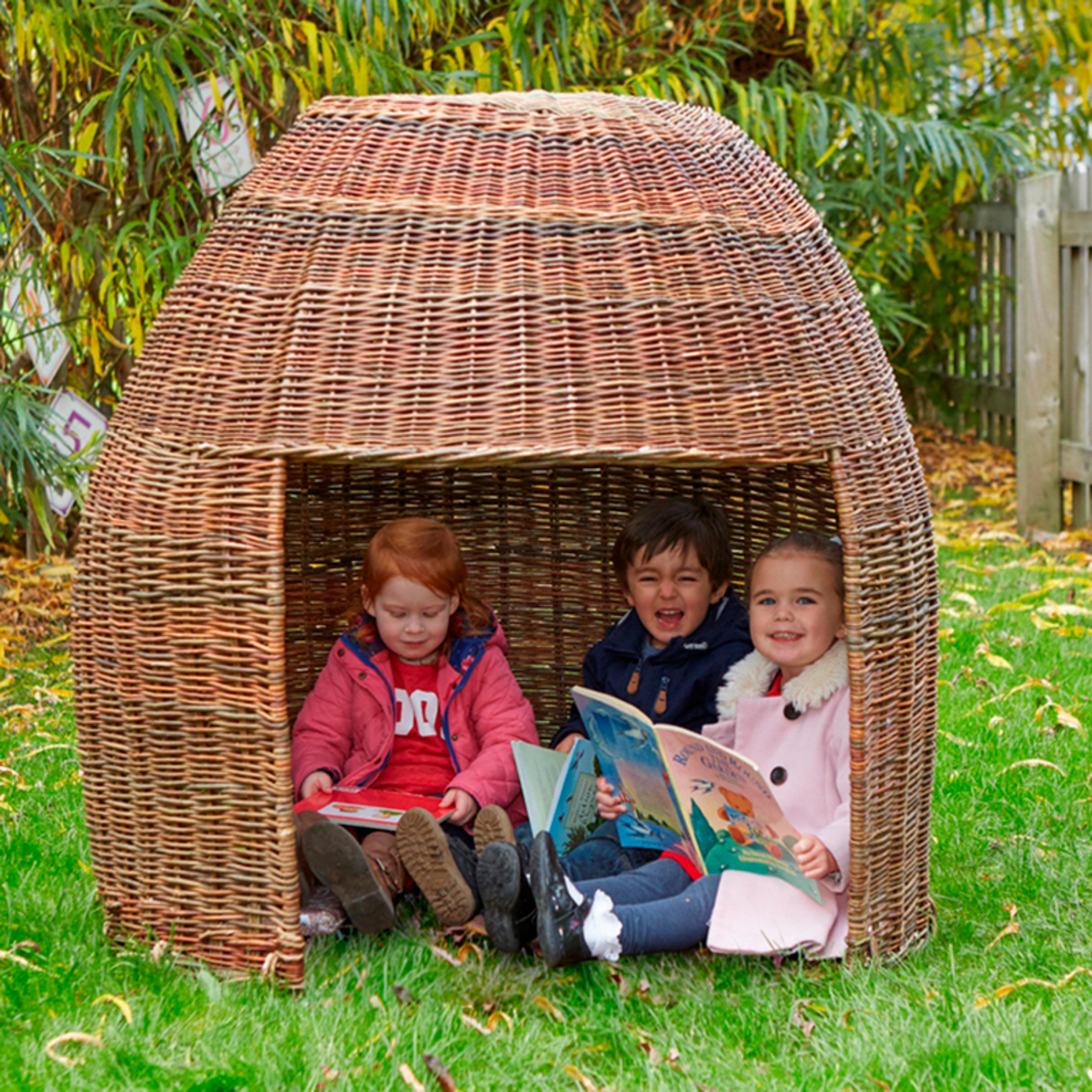 OUTDOOR WICKER GROUP READERS POD
