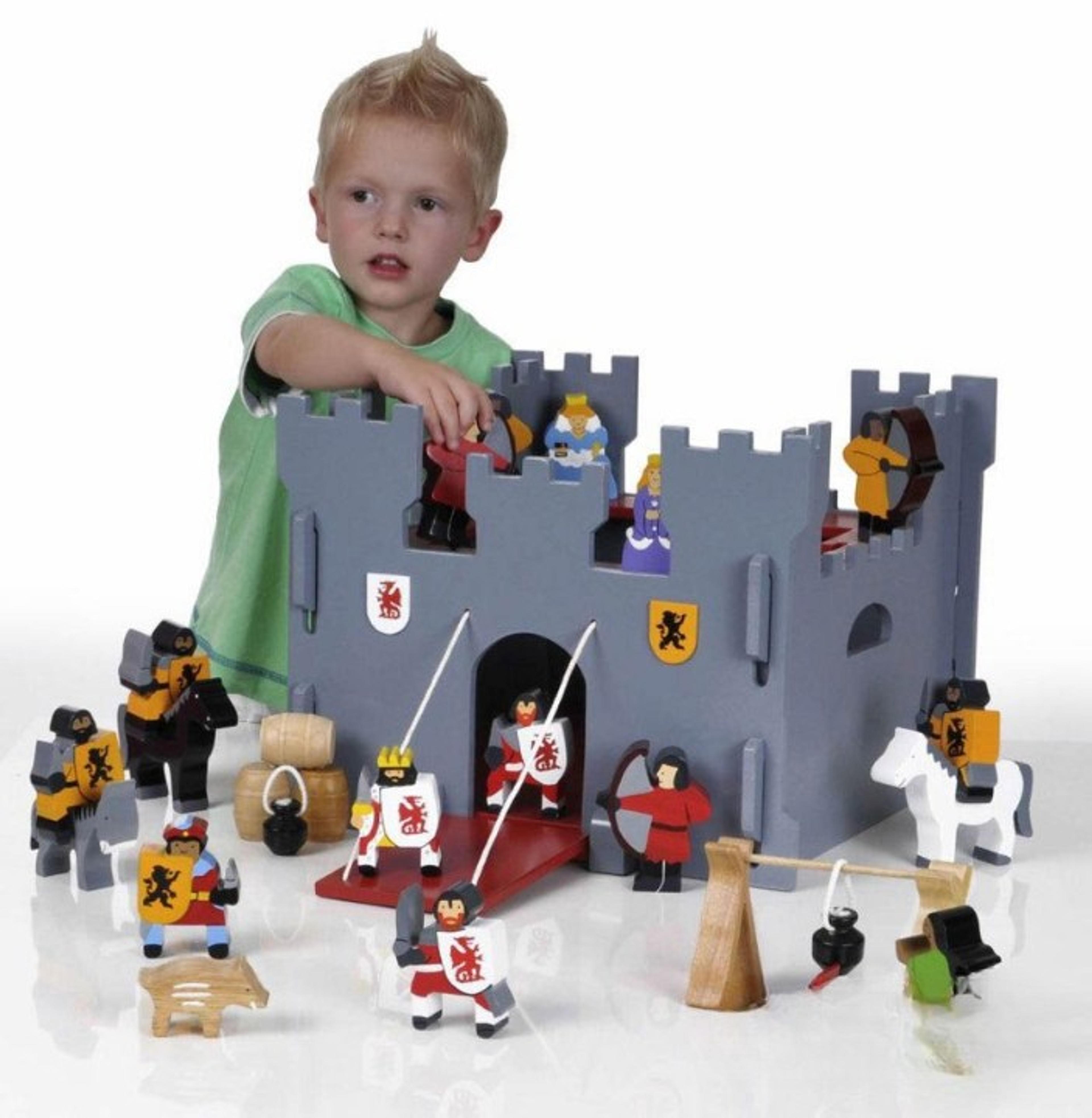 KNIGHTS CASTLE AND FIGURES