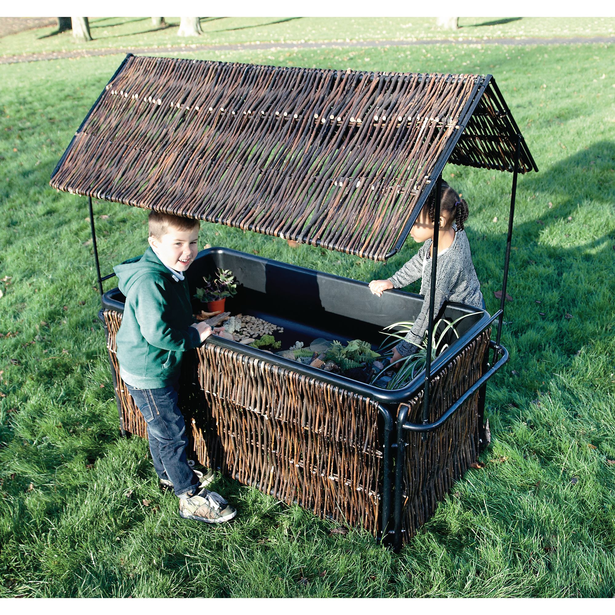 Wicker Water Tray With Tray And Shelter